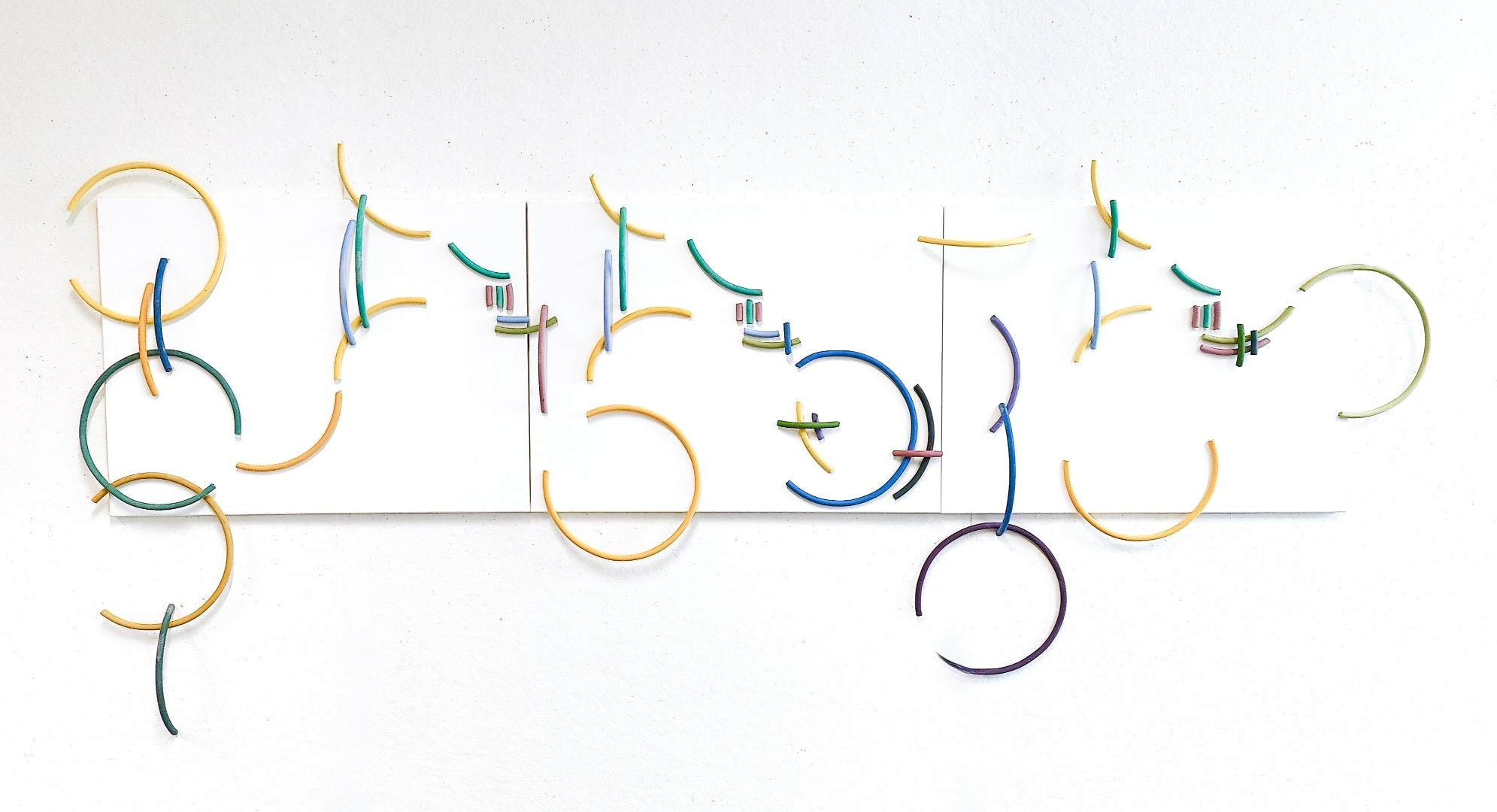 Kleurwandeling, ceramic wall installation translating musical notes into colour and form
