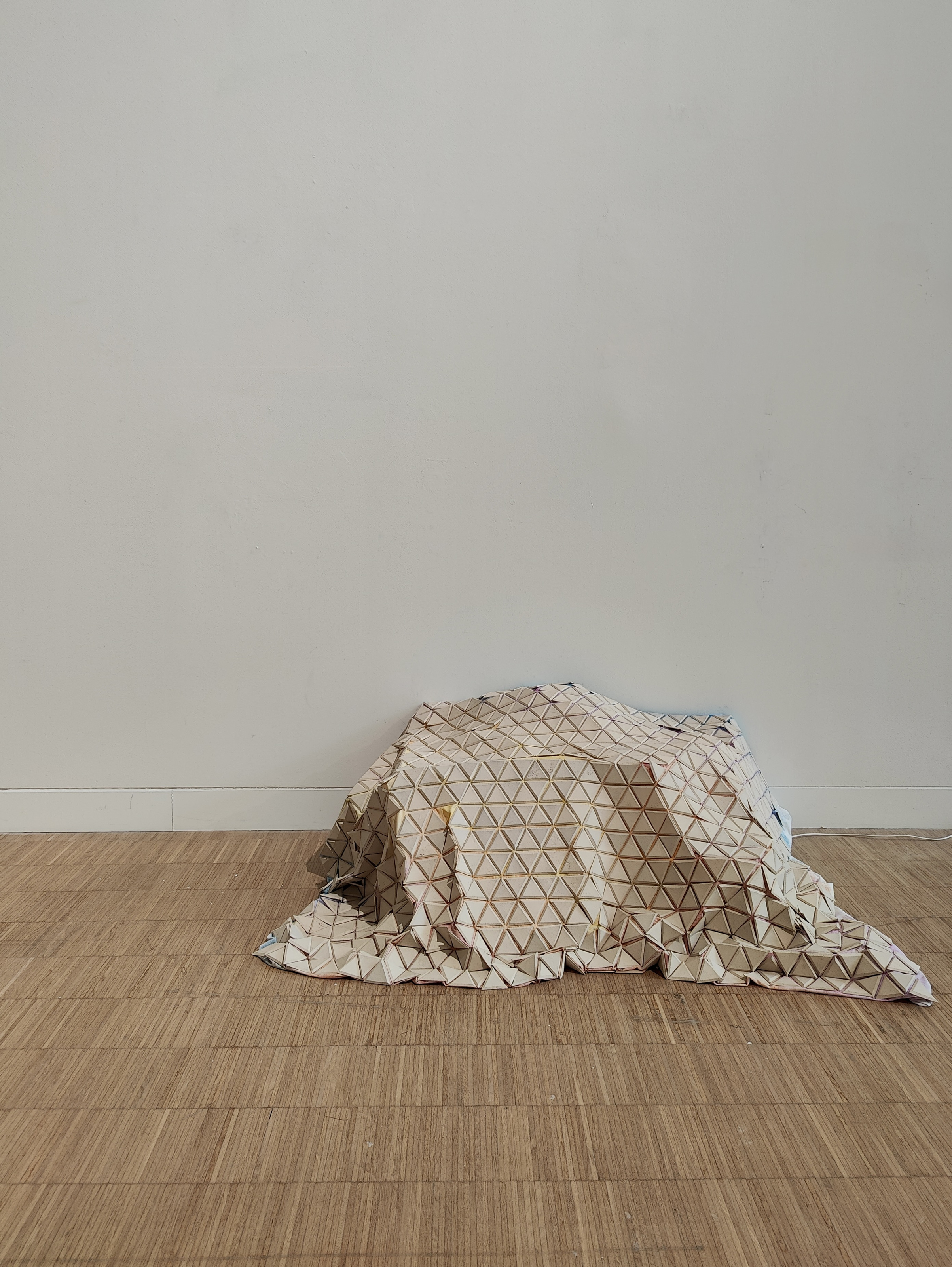 Zindering, modular ceramic triangles on textile